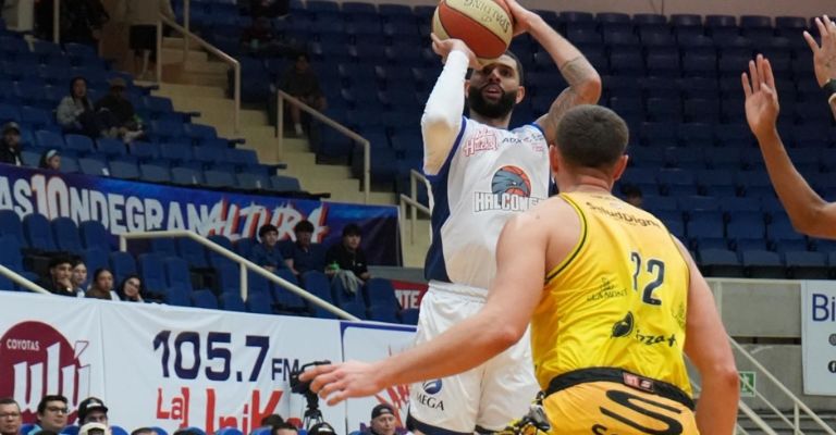 Perkins finalizó con un doble-doble