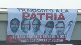 Foto que representa a Colocan lonas contra diputados oaxaqueños que votaron contra la Reforma Electoral; los llaman 'traidores a la PATRIA'