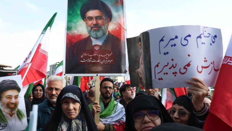 Nuevo líder de Irán pide mantener cerrado el Estrecho de Ormuz