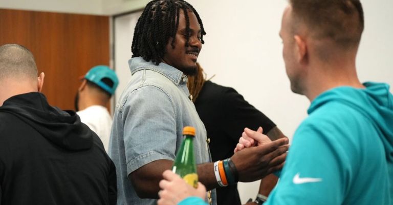 Malik saluda a su nuevo entrenador, Jeff Hafley