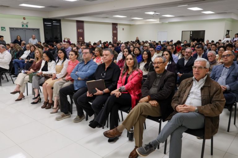 Es presentado en la UES el libro: 'La geopolítica de los semiconductores'