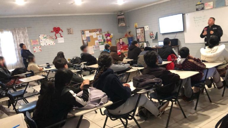 La SSPC de Sonora recorre las escuelas para prevenir violencia en el noviazgo entre jóvenes de Naco