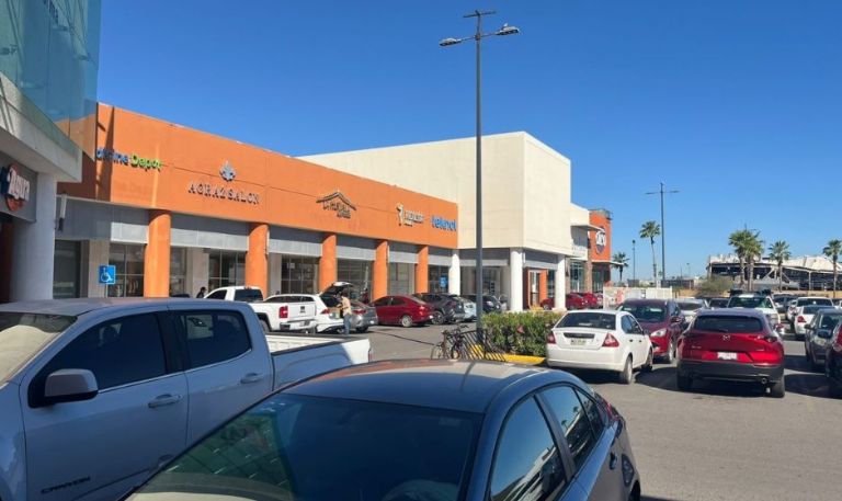Denuncian afectaciones a comercios por malos olores frente a Sam's en Hermosillo