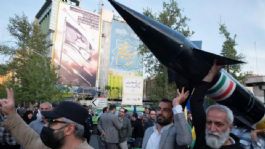 Foto que representa a Israel reporta la muerte de dos mandos iraníes en Teherán; Irán rinde honores al almirante Shamjani