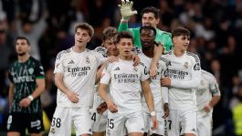 Foto que representa a Real Madrid golea al Elche en la jornada 28 y mantiene viva la pelea por el título de LaLiga