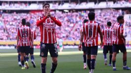 Foto que representa a Fiesta en Guadalajara: Chivas goleó a Santos Laguna con doblete de la ‘Hormiga’ González