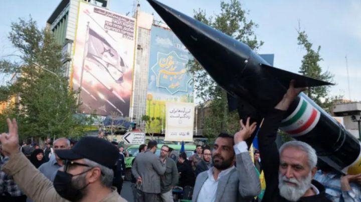 Israel reporta la muerte de dos mandos iraníes en Teherán; Irán rinde honores al almirante Shamjani