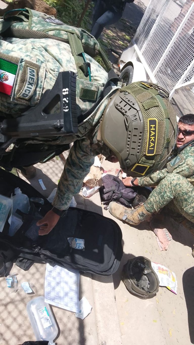 Los soldados socorrieron al afectado para detener el sangrado