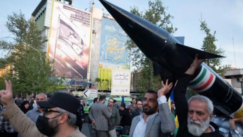 Israel reporta la muerte de dos mandos iraníes en Teherán; Irán rinde honores al almirante Shamjani