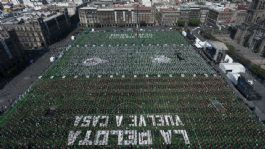 Foto que representa a Histórica clase de futbol en el Zócalo de la CDMX reúne a 9 mil 500 personas y logra Récord Guinness