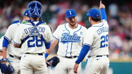 Foto que representa a La dolce vita; los jugadores italianos celebran el éxito del WBC con espresso, vino y Armani