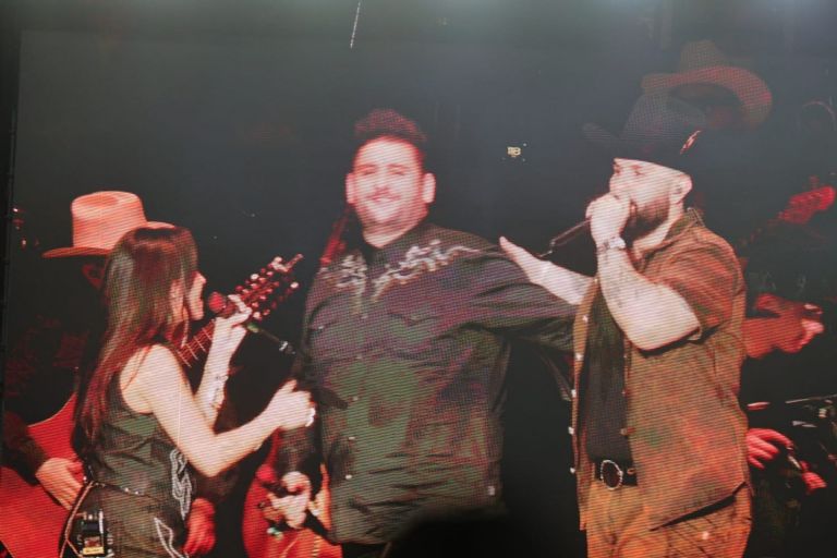 Matisse canta con Carín León