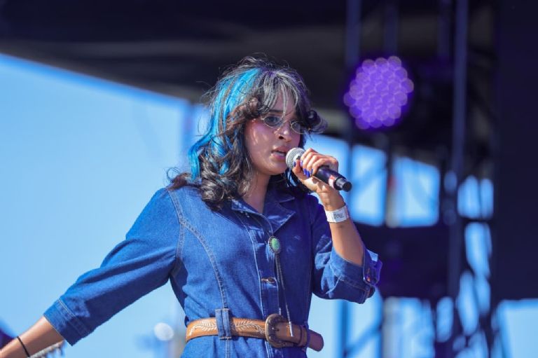 La cantante Damaris Bojor ya está sobre el escenario