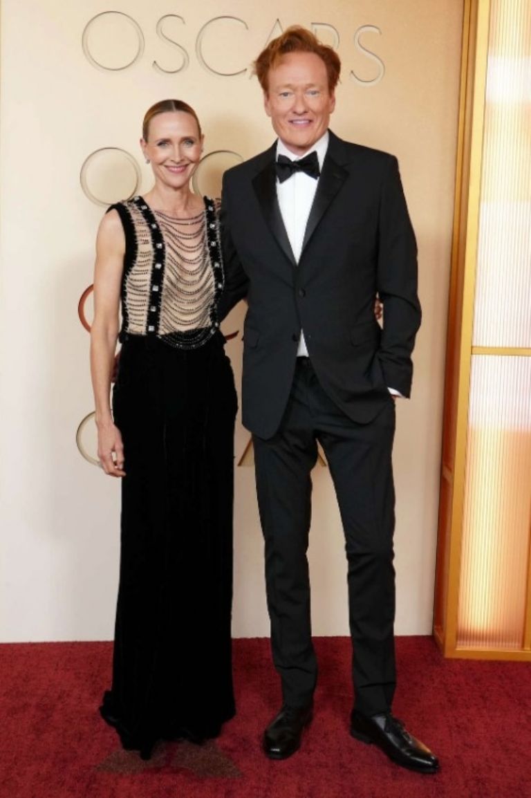 Conan O'Brien, el anfitrión de la noche, ya llegó al Dolby Theatre