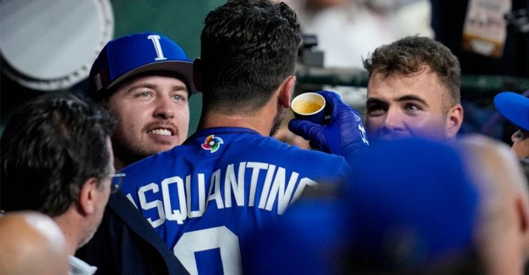 Un sorbo de café sirve para festejar cada jugada grande