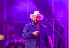 Foto ilustrativa de nota VIDEOS: Noche de duetos en La Cura Fest con Carín León