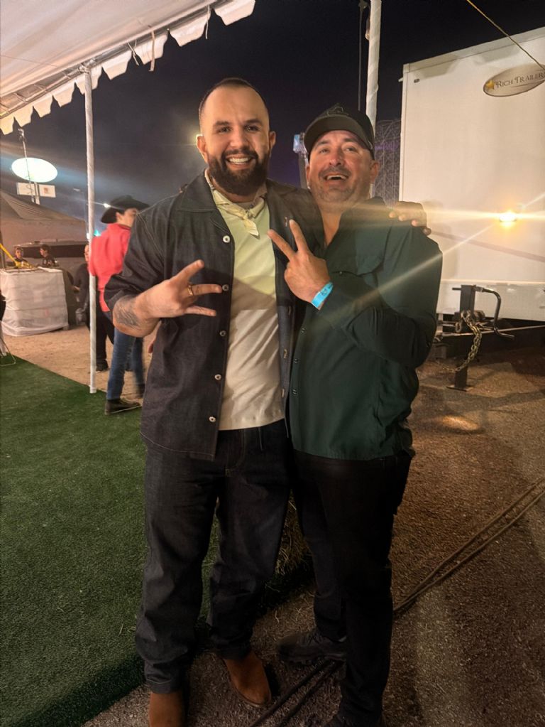 Carín León agradece a obregonense, 'El Ronco de la H', en el escenario de La Cura Fest