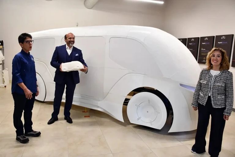 María Elena Gallego impulsa el primer vehículo eléctrico mexicano