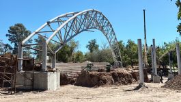 Foto que representa a Ciudad Obregón: Instalan infraestructura del gran domo del auditorio al aire libre en la Laguna del Náinari