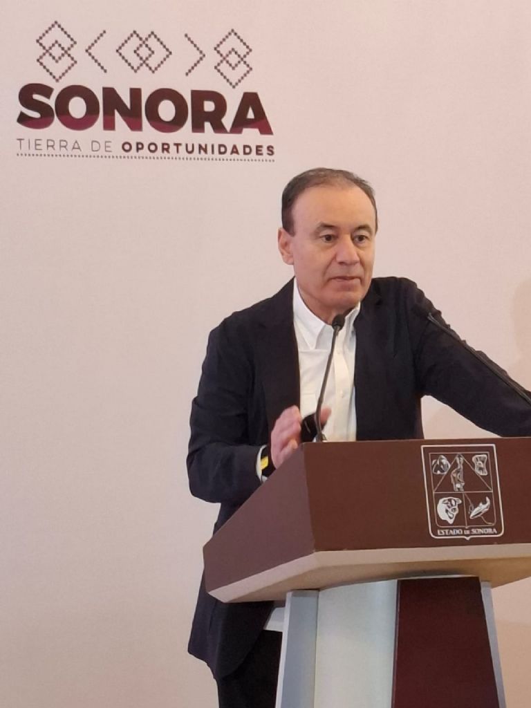 El gobernador da por finalizada su conferencia de prensa 