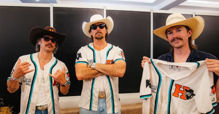 Artistas de La Cura Fest se llevan jerseys personalizados de los Naranjeros