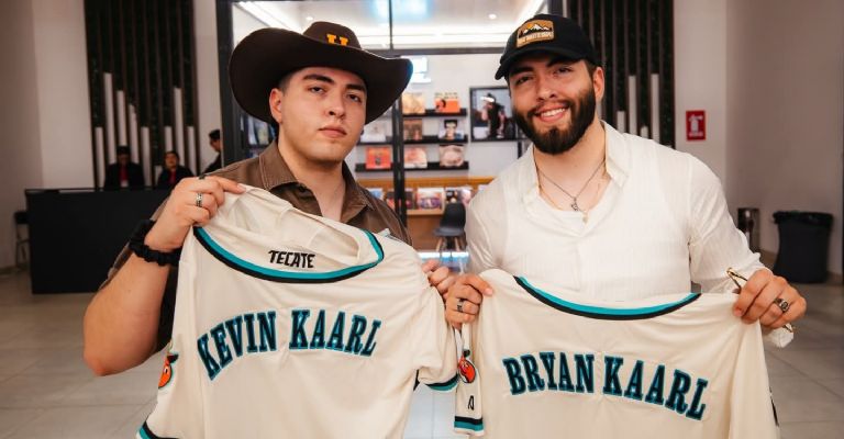 Artistas de La Cura Fest se llevan jerseys personalizados de los Naranjeros