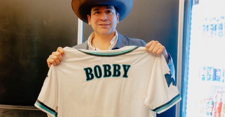 Artistas de La Cura Fest se llevan jerseys personalizados de los Naranjeros