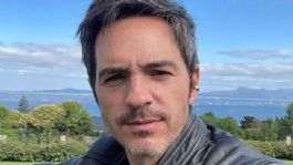 Foto que representa a Mauricio Ochmann responde contundente a mujer con cáncer que lo acusa a de despojarla de su hogar