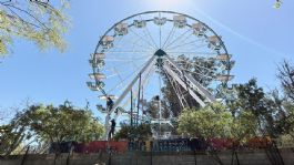Foto que representa a FOTOS: Arman rueda de la fortuna panorámica dentro del Parque Infantil en Ciudad Obregón