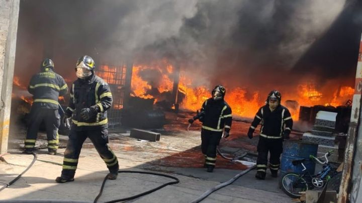 Fuerte incendio consume negocio de Santa Martha Acatitla, Iztapalapa