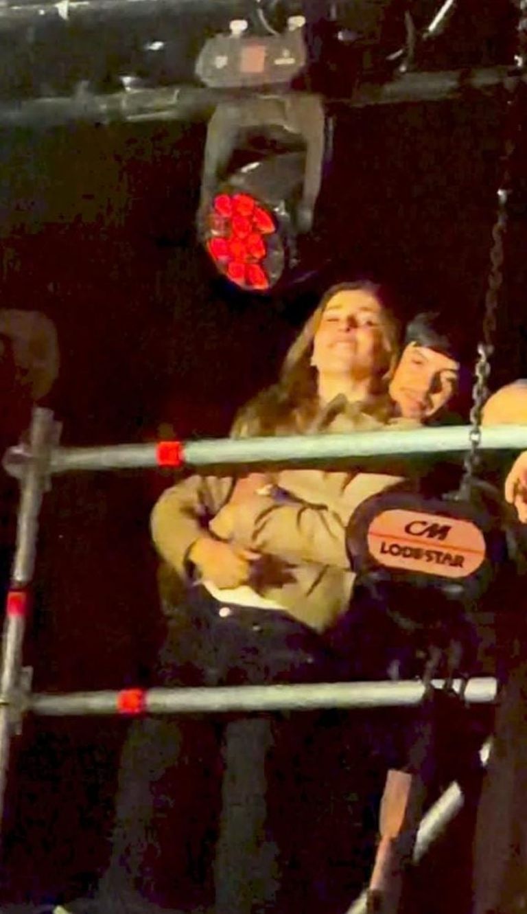 Natanael Cano y su novia Marisa, 'acaramelados', cantan los temas de Carín en La Cura Fest