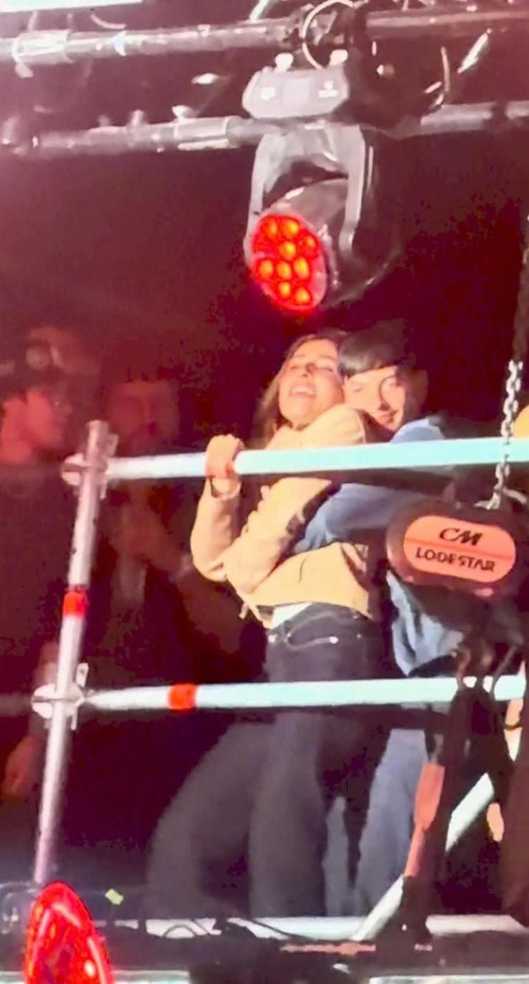 Natanael Cano y su novia Marisa, 'acaramelados', cantan los temas de Carín en La Cura Fest