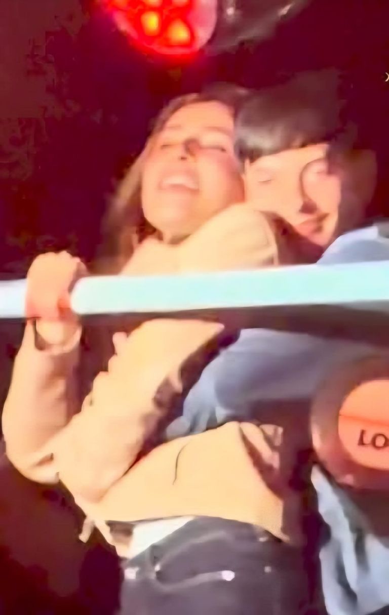 Natanael Cano y su novia Marisa, 'acaramelados', cantan los temas de Carín en La Cura Fest