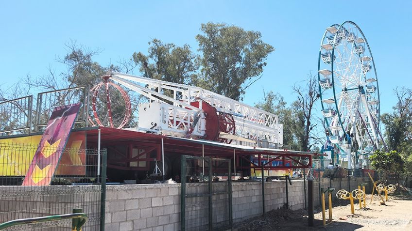 FOTOS: Arman rueda de la fortuna panorámica dentro del Parque Infantil en Ciudad Obregón