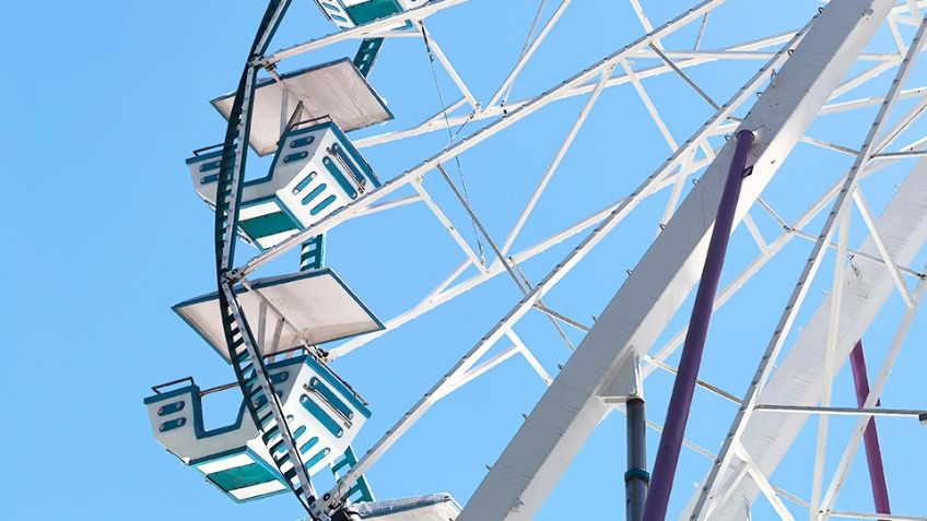 FOTOS: Arman rueda de la fortuna panorámica dentro del Parque Infantil en Ciudad Obregón