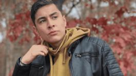 Foto que representa a JP, vocalista de Los Recoditos, habla de escándalo de violencia de Rafael González y aclara su 'despido'