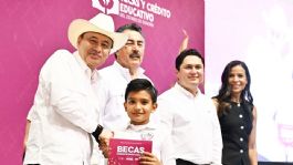 Foto que representa a Durazo entrega más de cuatro mil becas en Cajeme y motiva a estudiantes a seguir luchando por sus sueños