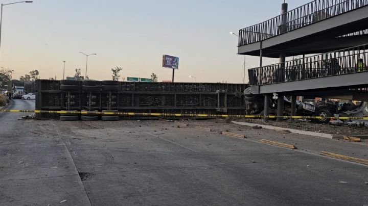 ¿Qué pasa en Mi Macro Periférico? Tráiler con 20 toneladas de basura choca contra estación