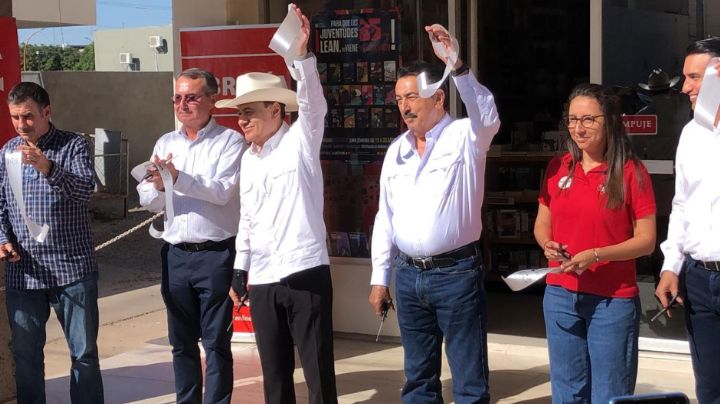 Gira de trabajo del gobernador Alfonso Durazo por Cajeme; entrega becas y 'Colección 25 para el 25'