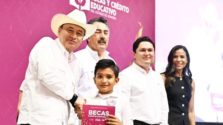 Durazo entrega más de cuatro mil becas en Cajeme y motiva a estudiantes a seguir luchando por sus sueños