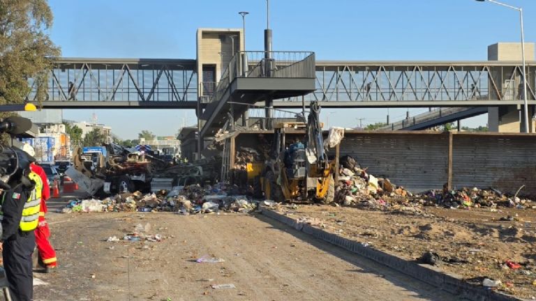 Un tráiler se estrella y paraliza el Periférico en Zapopan. Foto: Twitter