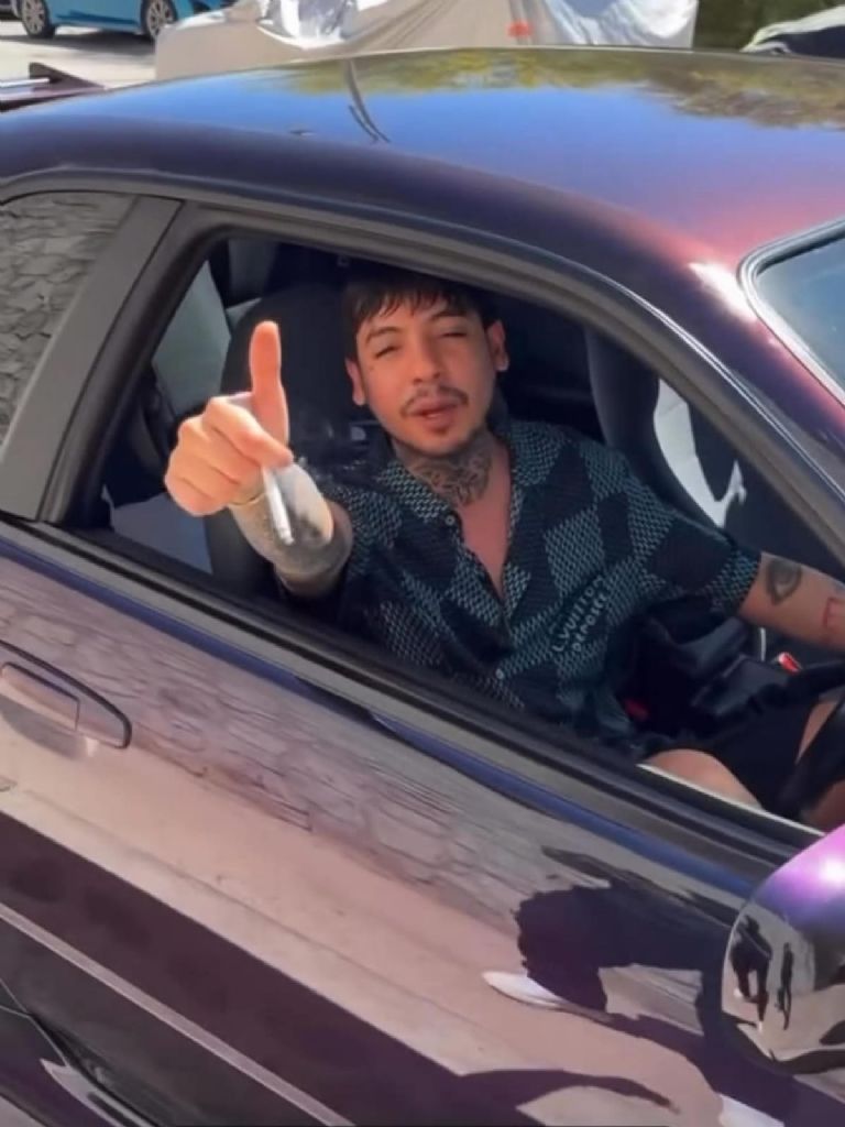 Natanael Cano presume su nuevo Skyline R34 Midnight Purple