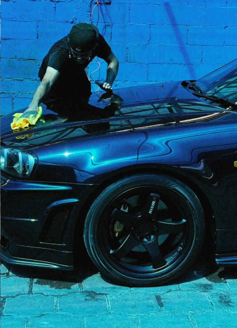 Natanael Cano presume su nuevo Skyline R34 Midnight Purple