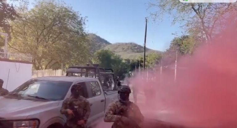 Autoridades habría utilizado gas de color para dispersar a civiles en Culiacán. Foto: Twitter