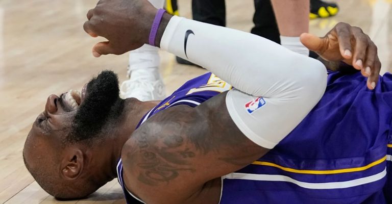 James se golpeó el codo en el juego del miércoles