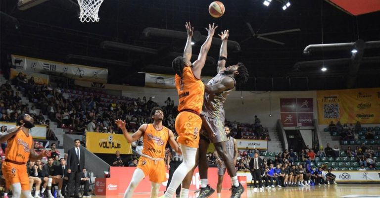 Halcones regresa a casa después de visitar a Rayos