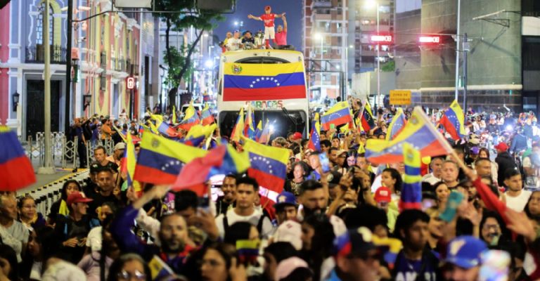 Aficionados paralizan Venezuela y festejan a lo grande el título del Clásico Mundial de Beisbol