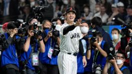 Foto que representa a Ohtani desata la locura en Japón, a su llegada para disputar el Clásico Mundial de Beisbol