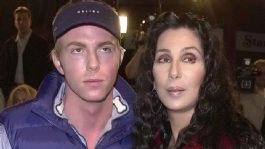 Foto que representa a Hijo de Cher, Elijah Blue Allman, detenido por alteración del orden público y allanamiento en California