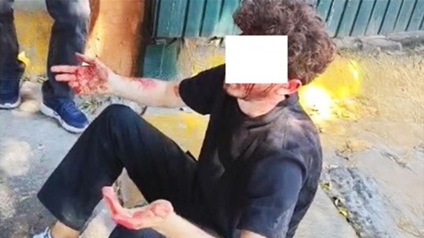 VIDEO: Golpean a joven extranjero que fotografiaba sepelio de 'El Mencho' en panteón de Jalisco